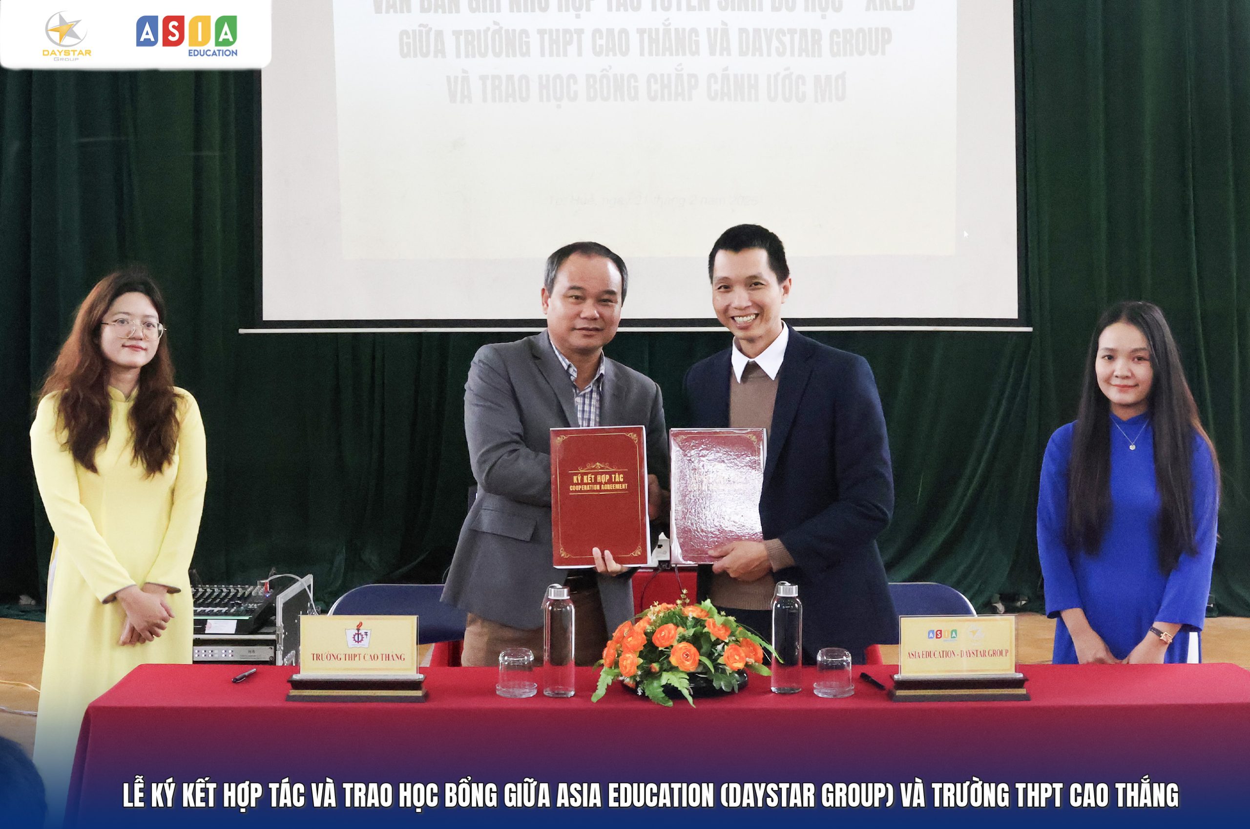 Thầy Hoàng Đức Diễn – Hiệu trưởng Trường THPT Cao Thắng và Ông Nguyễn Hữu Hoàng - Giám Đốc Asia Education