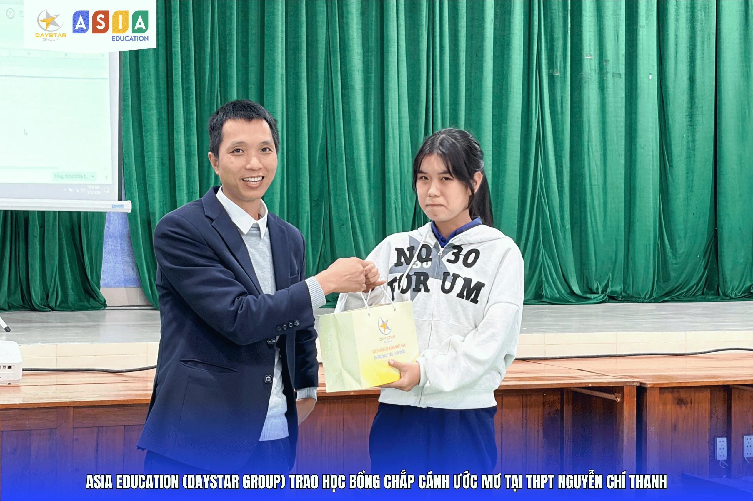 LỄ TRAO HỌC BỔNG “CHẮP CÁNH ƯỚC MƠ” TẠI THPT NGUYỄN CHÍ THANH
