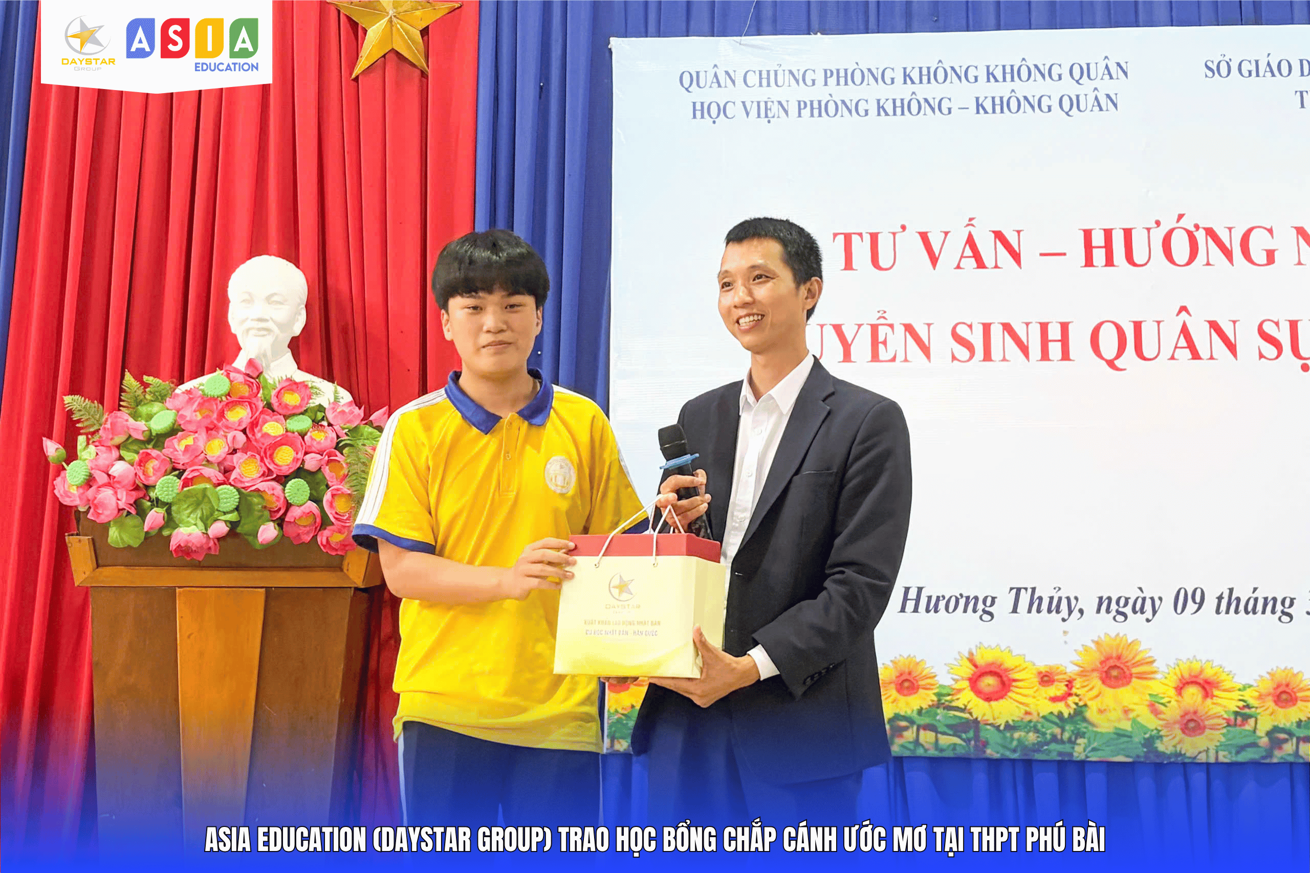 LỄ TRAO HỌC BỔNG CHẮP CÁNH ƯỚC MƠ TẠI THPT PHÚ BÀI