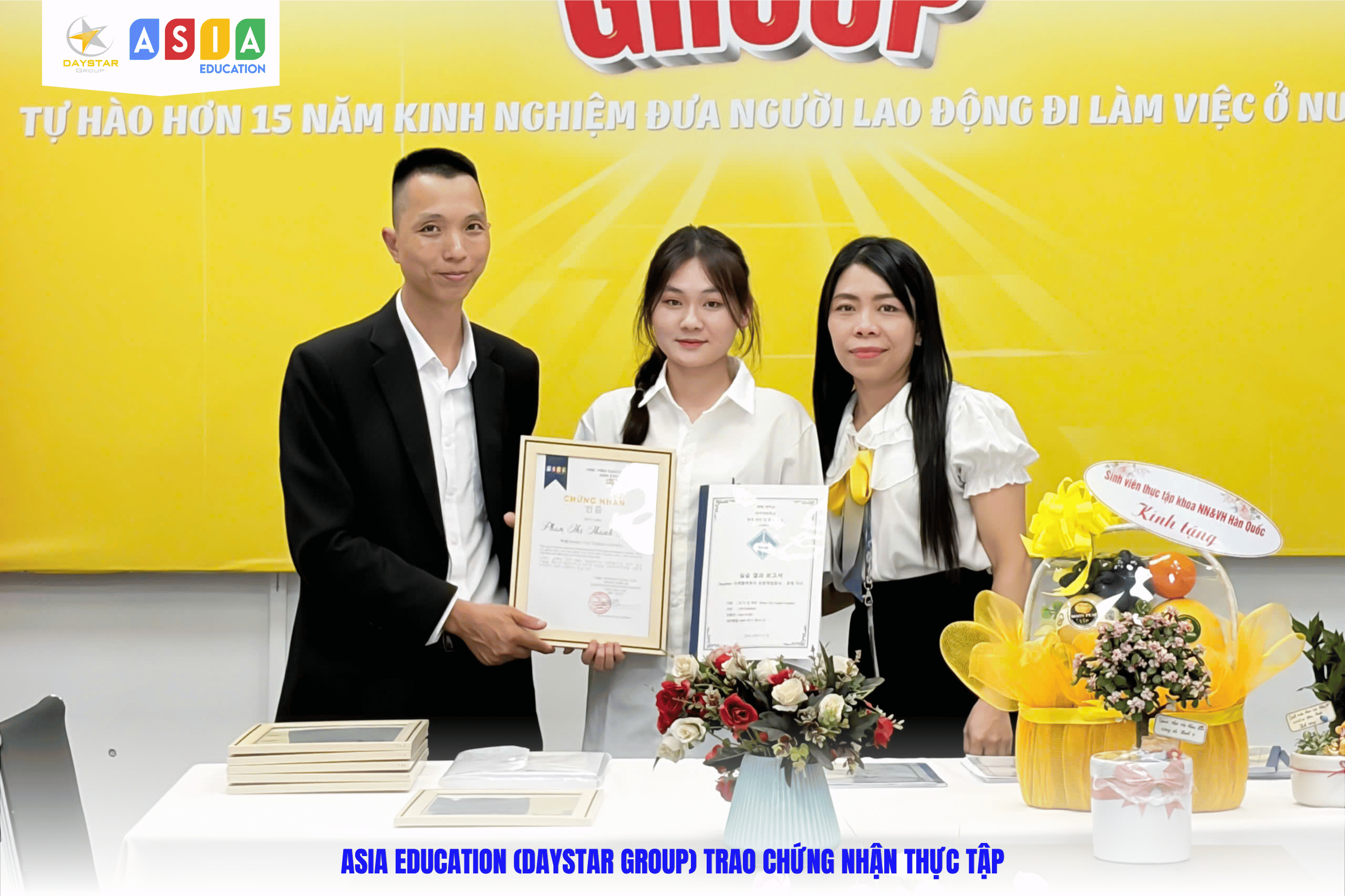 TRAO CHỨNG NHẬN THỰC TẬP CHO SINH VIÊN ĐH NGOẠI NGỮ HUẾ