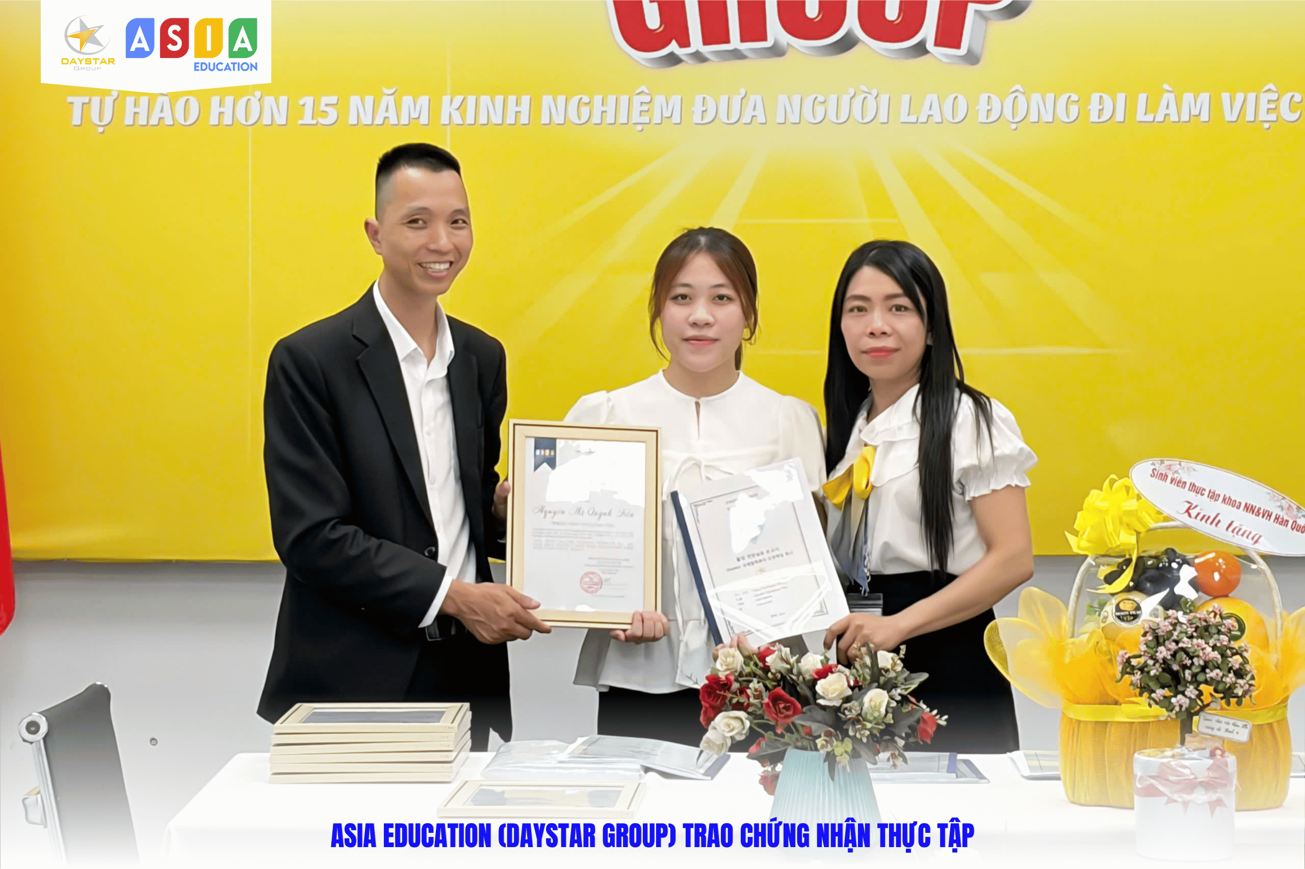 TRAO CHỨNG NHẬN THỰC TẬP CHO SINH VIÊN ĐH NGOẠI NGỮ HUẾ