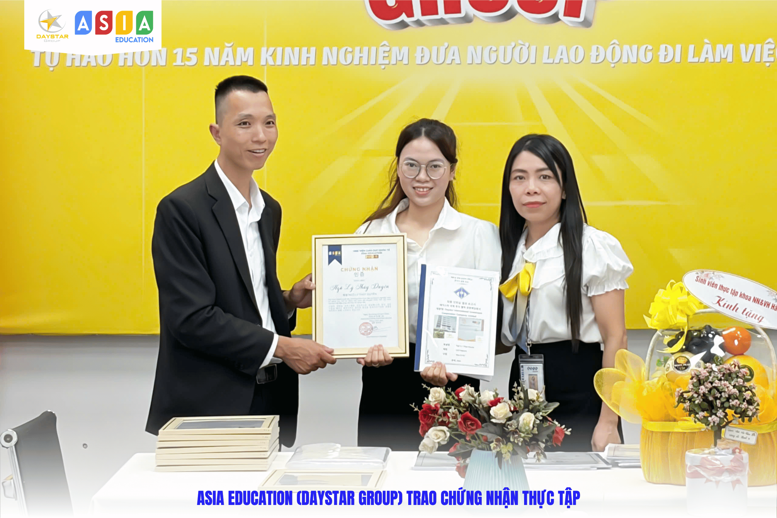 TRAO CHỨNG NHẬN THỰC TẬP CHO SINH VIÊN ĐH NGOẠI NGỮ HUẾ